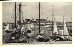 CPA Cannes Le Quai Des Yachts Et Le Mont Chevalier Bateaux