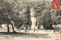 CPA Choisy Le Roi La Grille D'Entree Du Parc et perspective sur l'avenue de Versailles