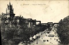 La POSTAL Avignon de la VENDIMIA coloca el ayuntamiento