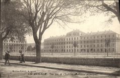 La POSTAL Avignon de la VENDIMIA acuartela la calle de Chabran que construye Militari principal