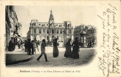 CPA Poitiers La Place d'Armes et L'Hotel de Ville