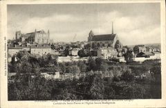 CPA Poitiers Vallee du Clain Vue generale prise du boulevard Congny Cathedrale Saint Pierre et l'eglise Sainte Radegonde