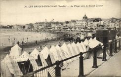 CPA Les Sables D'Olonne La Plage Vers le Grand Casino