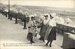 POSTAL de la VENDIMIA Sables d'Olonne en el traje del folklore del terraplén
