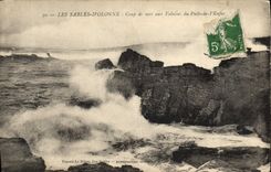 CPA Les Sables D'Olonne Coup de mer aux Falaises du Puits de L'Enfer