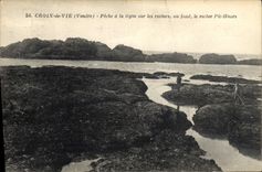 CPA Saint Croix de Vie peche a la ligne sur les rochers au fond le rocher Ptit Hours 