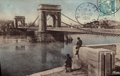 CPA Beaucaire Le Pont Suspendu Enfants