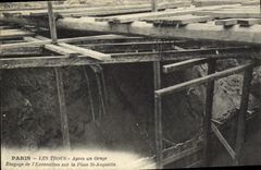 CPA Paris Les Trous Apres Un Orage Etayage De l'Excavation Sur La Place St Augustin