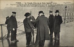 CPA Paris La Grande Crue De la Seine Ingenieurs Du Service De La Navigation Pont des Arts 