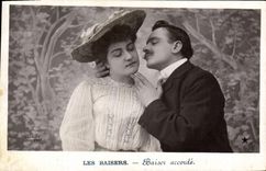 CPA Fantaisie Femme Les baisers