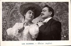 CPA Fantaisie Femme Les baisers