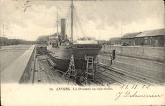 CPA Anvers Un Steamer en cale seche Bateau Baron de Macar