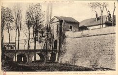 CPA Les Pyrenees Orientales Mont Louis De La Porte De France Et Les Remparts