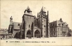 CPA Saint Brieuc La Cathedrale Saint Etienne et L'Hotel de Ville