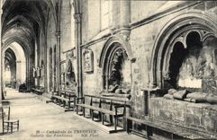 CPA Treguier Cathedrale de Galerie des Tombeaux