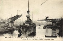 CPA Brest Le Port Militaire Sortie du Croiseur Montcalm Bateau 