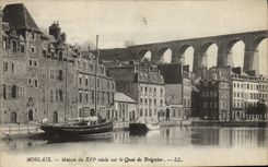 CPA Morlaix Maisons du 16eme sur le quai de Treguier Bateau 
