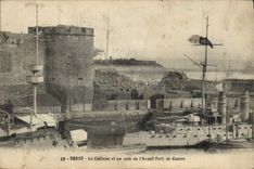 CPA Brest Le Chateau et un Coin de L'Avant Port de Guerre Bateau 