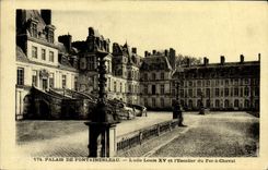 CPA Palais De Fontainebleau L'Aile Louis XVet l'escalier du fer a cheval