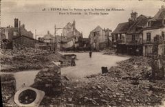 CPA Reims Dans les Ruines apres la Retraite des Allemands Militaria