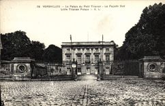 CPA Versailles Le Palais du Petit Trianon La facade Sud