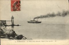 CPA Marseille Le Plare de la Desirade Depart d'un courrier Bateau