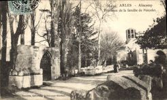 CPA Arles Aliscamp Tombeau de la Famille de Porcelet