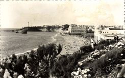 CPM Biarritz La Grande Plage Au Fond le Phare