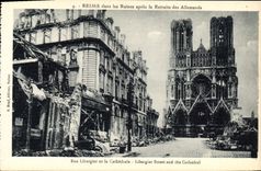 CPA Reims La Cathedrale dans les ruines Rue Libergier et la cathedrale Militaria
