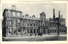 CPA Reims Dans Les Ruines Apres La Retraite Des Allemands Hotel De Ville Militaria