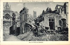CPA Reims Dans Les Ruines Apres La Retraite Des Allemands Rue De l'Ecole De Medecine Militaria
