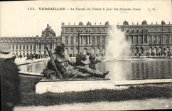 VINTAGE POSTCARD Versailles the Frontage Of the Palate the Day Of Large Water