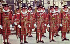 MODERN CARD Yeomen warders At the tower off London