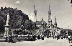 CPA Lourdes La Basilique la Vierge Couronnee