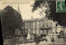 Ayuntamiento de Bayeux de la POSTAL de la VENDIMIA y de mármol estatua del arqueólogo de Arcise de Caumont