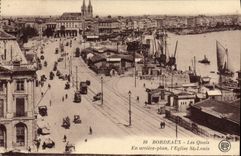 CPA Bordeaux Les Quais En Arriere Plan L'Eglise St Louis Bateaux