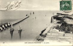 CPA Les Sables d'Olonne Les Jetees