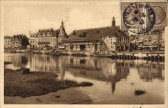 La reina de Trouville de la POSTAL de la VENDIMIA de las playas los pescados hace compras