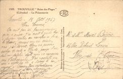 La reina de Trouville de la POSTAL de la VENDIMIA de las playas los pescados hace compras