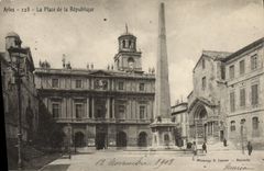 CPA Arles La Place de la Republique