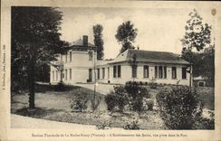CPA Station Thermale De La Roche Posay L'Etablissement Des Bains Vue Prise Dans Le Parc 