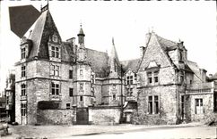 CPA Le Mans Place Du Chateau Le Grabatoire Et La Maison Du Pelerin