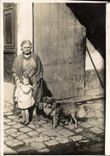 CARTE PHOTO Grand mere Enfant et cheins 
