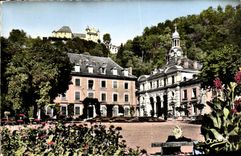 CPM Les Belles Alpes Francaises Uriage Les Bains L'Etablissement Thermal l'Hotel Bellevue Et Le Chateau