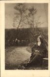 CPA Lisieux Ste Therese de l'enfant Jesus assise dans le jardin du carmel