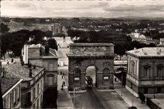 CPM Montpellier L'Arc de Triomphe le Peyrou et Dans le fond la Cite universitaire