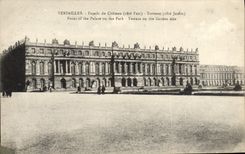 VINTAGE POSTCARD Versailles Frontage of the Castle Terrace