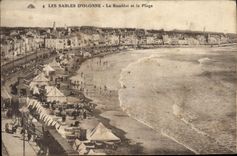 CPA Les Sables D'Olonne Le Remblai et la Plage