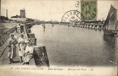 CPA Les Sables L'Olonne Dans Les Jetees Bateau Sablaises Folklore 