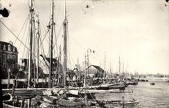 CPA Grancamp Les Bains Un Coin du Port Bateaux